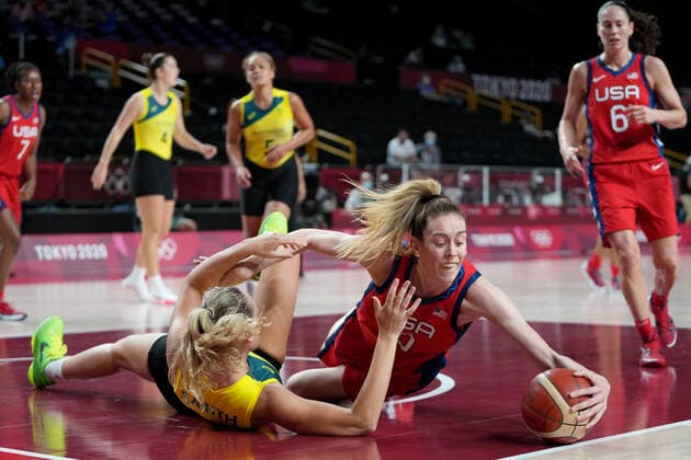 Tokio 2020 im Jahr 2021, Rückblick: Olympische Highlights OLY21 BASKETBALL WOMENS AUST USA, Breanna Stewart of the USA competes for the ball with Alanna Smith of Australia during the Women s Quarterfinal Basketball match between Australia and the USA at the Saitama Super Arena during the Tokyo Olympic Games, Olympische Spiele, Olympia, OS in Tokyo, Japan Wednesday, August 4, 2021. ( NO ARCHIVING, EDITORIAL USE ONLY, NO USE IN BOOKS WITHOUT CONSENT TOKYO JAPAN  Copyright: xJOExGIDDENSx 20210804001563964173