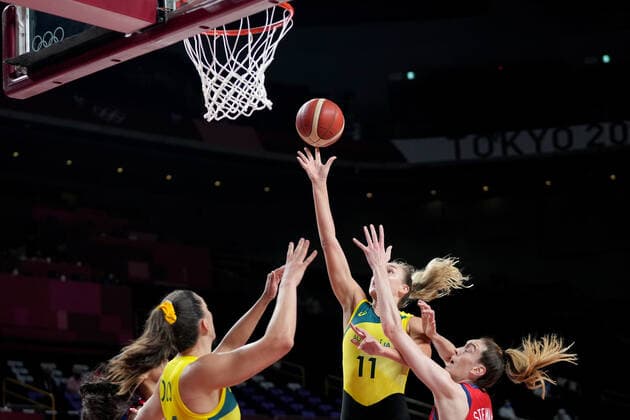 OLY21 BASKETBALL WOMENS AUST USA, Alanna Smith of Australia shoots during the Women s Quarterfinal Basketball match between Australia and the USA at the Saitama Super Arena during the Tokyo Olympic Games, Olympische Spiele, Olympia, OS in Tokyo, Japan Wednesday, August 4, 2021. ( NO ARCHIVING, EDITORIAL USE ONLY, NO USE IN BOOKS WITHOUT CONSENT TOKYO JAPAN  Copyright: xJOExGIDDENSx 20210804001563964378