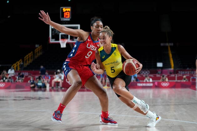 OLY21 BASKETBALL WOMENS AUST USA, Leilana Mitchell of Australia breaks past A?ja Wilson of the USA during the Women s Quarterfinal Basketball match between Australia and the USA at the Saitama Super Arena during the Tokyo Olympic Games, Olympische Spiele, Olympia, OS in Tokyo, Japan Wednesday, August 4, 2021. ( NO ARCHIVING, EDITORIAL USE ONLY, NO USE IN BOOKS WITHOUT CONSENT TOKYO JAPAN  Copyright: xJOExGIDDENSx 20210804001563964485