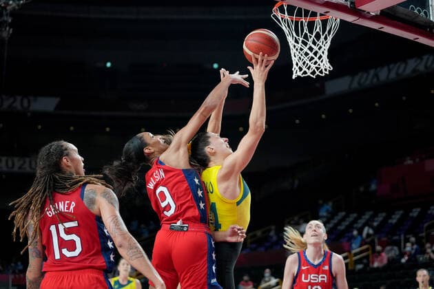 OLY21 BASKETBALL WOMENS AUST USA, Marianna Tolo of Australia shoots for the basket during the Women s Quarterfinal Basketball match between Australia and the USA at the Saitama Super Arena during the Tokyo Olympic Games, Olympische Spiele, Olympia, OS in Tokyo, Japan Wednesday, August 4, 2021. ( NO ARCHIVING, EDITORIAL USE ONLY, NO USE IN BOOKS WITHOUT CONSENT TOKYO JAPAN  Copyright: xJOExGIDDENSx 20210804001563967165