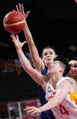 (210804) -- SAITAMA, Aug. 4, 2021 -- Li Yuan (front) of China goes for a layup during the women s basketball quarterfinal match between China and Serbia at the Tokyo 2020 Olympic Games, Olympische Spiele, Olympia, OS in Saitama, Japan, Aug. 4, 2021. ) (TOKYO2020)JAPAN-SAITAMA-OLY-BASKETBALL-WOMEN S QUARTERFINAL-CHN VS SRB MengxYongmin 