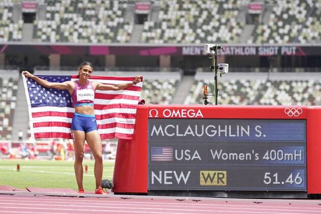 Bilder des Jahres 2021, Sport 08. August Sport Themen der Woche KW31 Sport Bilder des Tages Tokyo Olympics: Athletics Sydney McLaughlin of the United States celebrates after winning gold in the women s 400-meter hurdles at the Tokyo Olympics in a world record time on Aug. 4, 2021, at the National Stadium in Tokyo.  A14AA0000756306P