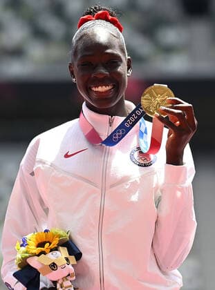 Bilder des Jahres 2021, Sport 08. August Sport Themen der Woche KW31 Sport Bilder des Tages (210804) -- TOKYO, Aug. 4, 2021 -- Gold medalist Athing Mu of the United States poses for a photo on the awarding ceremony of the women s 800m at the Tokyo 2020 Olympic Games, Olympische Spiele, Olympia, OS in Tokyo, Japan, Aug. 4, 2021. ) (TOKYO2020)JAPAN-TOKYO-OLY-ATHLETICS-WOMEN S 800M-AWARDING CEREMONY LixYibo 