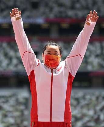 (210804) -- TOKYO, Aug. 4, 2021 -- Silver medalist Wang Zheng of China reacts on the awarding ceremony of the women s hammer throw at the Tokyo 2020 Olympic Games, Olympische Spiele, Olympia, OS in Tokyo, Japan, Aug. 4, 2021. ) (TOKYO2020)JAPAN-TOKYO-OLY-ATHLETICS-WOMEN S HAMMER THROW-AWARDING CEREMONY LixYibo 