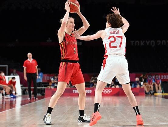 Belgian Kim Mestdagh and Japan Saki Hayashi pictured in action during a basketball game between Belgium s Belgian Cats and Japan, in the women s quarter finals, on day 13 of the Tokyo 2020 Olympic Games, Olympische Spiele, Olympia, OS in Tokyo, Japan on Wednesday 04 August 2021. The postponed 2020 Summer Olympics are taking place from 23 July to 8 August 2021. ROBxWALBERS  x3055181x