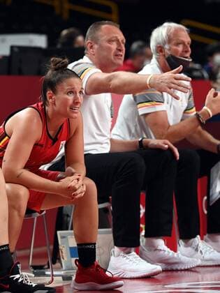 Belgian Marjorie Carpreaux, Belgian Cats head coach Philip Mestdagh and Belgian Cats assistant coach Pierre Cornia pictured during a basketball game between Belgium s Belgian Cats and Japan, in the women s quarter finals, on day 13 of the Tokyo 2020 Olympic Games, Olympische Spiele, Olympia, OS in Tokyo, Japan on Wednesday 04 August 2021. The postponed 2020 Summer Olympics are taking place from 23 July to 8 August 2021. ROBxWALBERS  x3055225x