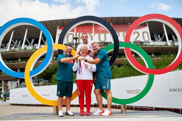 04.08.2021 TOKIO JAPONIA , STADION OLIMPIJSKI , XXXII IGRZYSKA OLIMPIJSKIE TOKIO 2020 Olympic Games, Olympische Spiele, Olympia, OS TOKYO 2020 ) LEKKOATLETYKA RZUT MLOTEM NZ. ANITA WLODARCZYK Z MEDALEM OLIMPIJSKIM I IVICA JAKELIC RAFAL BIALEK I ROBERT SMIGIELSKI FOTO RADOSLAW JOZWIAK CYFRASPORT NEWSPIX.PL --- Newspix.pl  CRJ_1154