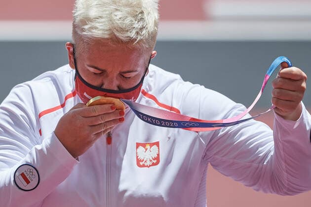 2021.08.04 Igrzyska Olimpijskie Tokio 2020 Lekkoatletyka, Rzut Mlotem Kobiet, Ceremonia Medalowa N z POL Anita Wlodarczyk Foto Rafal Oleksiewicz PressFocus 2021.08.04 Tokyo 2020 Olympic Games, Olympische Spiele, Olympia, OS Athletics, Women s Hammer Throw Medal Ceremony POL Anita Wlodarczyk Credit Rafal Oleksiewicz PressFocus NEWSPIX.PL --- Newspix.pl  20210804PFRO5007