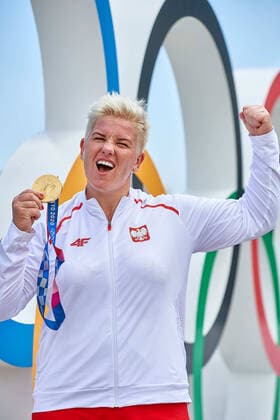 04.08.2021 TOKIO JAPONIA , STADION OLIMPIJSKI , XXXII IGRZYSKA OLIMPIJSKIE TOKIO 2020 Olympic Games, Olympische Spiele, Olympia, OS TOKYO 2020 ) LEKKOATLETYKA RZUT MLOTEM NZ. ANITA WLODARCZYK Z MEDALEM OLIMPIJSKIM FOTO RADOSLAW JOZWIAK CYFRASPORT NEWSPIX.PL --- Newspix.pl  RJ2_7257