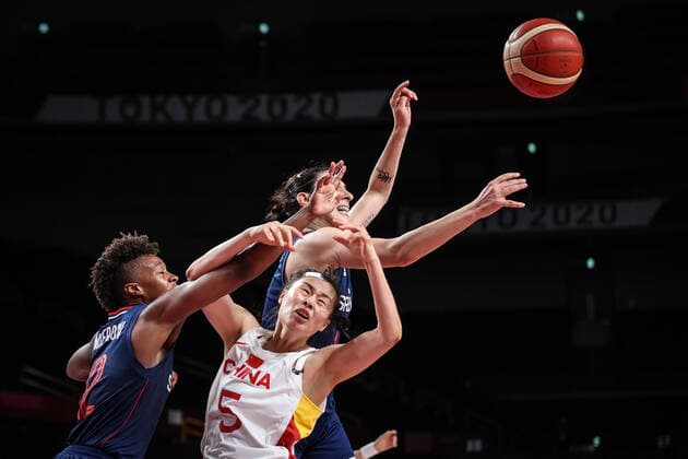 (210804) -- SAITAMA, Aug. 4, 2021 -- Wang Siyu (R, down) of China competes during the women s basketball quarterfinal match between China and Serbia at the Tokyo 2020 Olympic Games, Olympische Spiele, Olympia, OS in Saitama, Japan, Aug. 4, 2021. ) (TOKYO2020)XHTP-JAPAN-SAITAMA-OLY-BASKETBALL-WOMEN S QUARTERFINAL-CHN VS SRB PanxYulong 