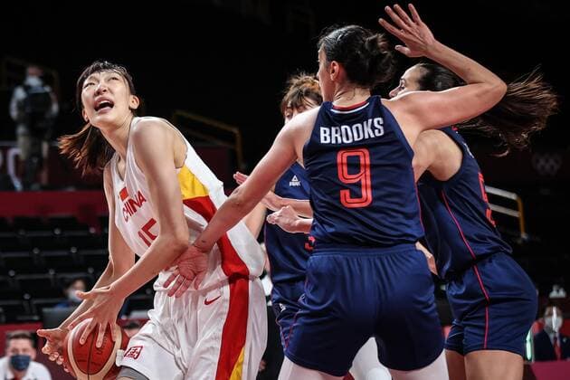 (210804) -- SAITAMA, Aug. 4, 2021 -- Han Xu (L) of China tries to break through during the women s basketball quarterfinal match between China and Serbia at the Tokyo 2020 Olympic Games, Olympische Spiele, Olympia, OS in Saitama, Japan, Aug. 4, 2021. ) (TOKYO2020)JAPAN-SAITAMA-OLY-BASKETBALL-WOMEN S QUARTERFINAL-CHN VS SRB PanxYulong 