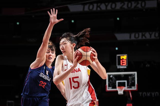 (210804) -- SAITAMA, Aug. 4, 2021 -- Han Xu (R) of China breaks through during the women s basketball quarterfinal match between China and Serbia at the Tokyo 2020 Olympic Games, Olympische Spiele, Olympia, OS in Saitama, Japan, Aug. 4, 2021. ) (TOKYO2020)JAPAN-SAITAMA-OLY-BASKETBALL-WOMEN S QUARTERFINAL-CHN VS SRB PanxYulong 