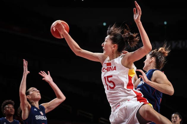 (210804) -- SAITAMA, Aug. 4, 2021 -- Han Xu (front) of China competes during the women s basketball quarterfinal match between China and Serbia at the Tokyo 2020 Olympic Games, Olympische Spiele, Olympia, OS in Saitama, Japan, Aug. 4, 2021. ) (TOKYO2020)JAPAN-SAITAMA-OLY-BASKETBALL-WOMEN S QUARTERFINAL-CHN VS SRB PanxYulong 