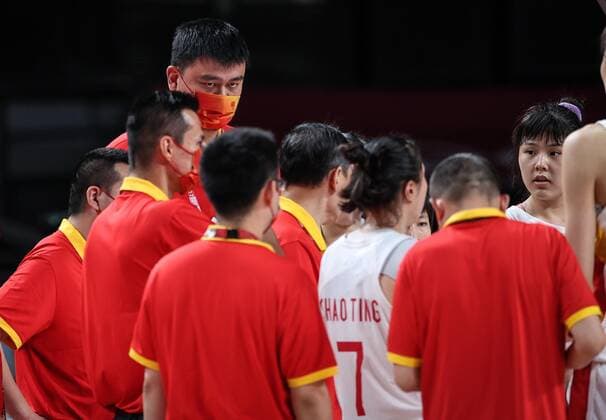 (210804) -- SAITAMA, Aug. 4, 2021 -- Yao Ming (top) is seen during the women s basketball quarterfinal match between China and Serbia at the Tokyo 2020 Olympic Games, Olympische Spiele, Olympia, OS in Saitama, Japan, Aug. 4, 2021. ) (TOKYO2020)XHTP-JAPAN-SAITAMA-OLY-BASKETBALL-WOMEN S QUARTERFINAL-CHN VS SRB PanxYulong 