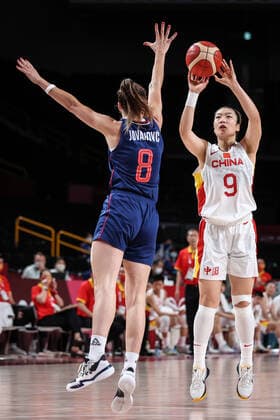 (210804) -- SAITAMA, Aug. 4, 2021 -- Li Meng (R) of China shoots during the women s basketball quarterfinal match between China and Serbia at the Tokyo 2020 Olympic Games, Olympische Spiele, Olympia, OS in Saitama, Japan, Aug. 4, 2021. ) (TOKYO2020)JAPAN-SAITAMA-OLY-BASKETBALL-WOMEN S QUARTERFINAL-CHN VS SRB PanxYulong 