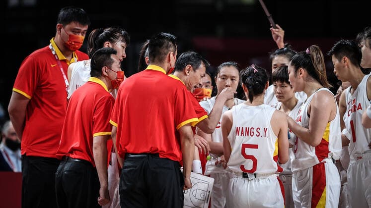 (210804) -- SAITAMA, Aug. 4, 2021 -- Yao Ming (1st L) is seen during the women s basketball quarterfinal match between China and Serbia at the Tokyo 2020 Olympic Games, Olympische Spiele, Olympia, OS in Saitama, Japan, Aug. 4, 2021. ) (TOKYO2020)JAPAN-SAITAMA-OLY-BASKETBALL-WOMEN S QUARTERFINAL-CHN VS SRB PanxYulong 