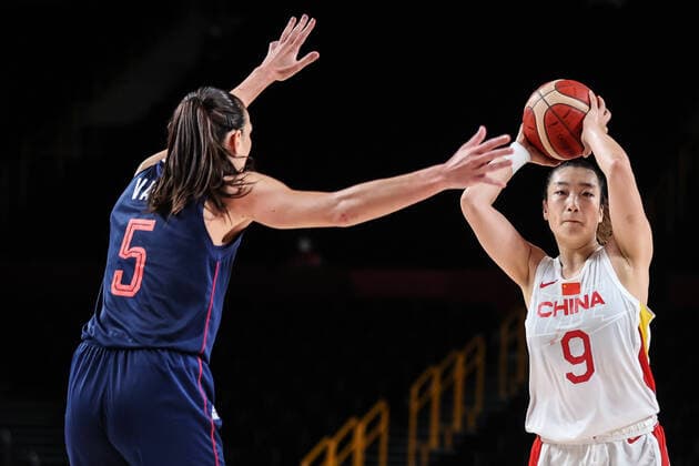 (210804) -- SAITAMA, Aug. 4, 2021 -- Li Meng (R) of China passes the ball during the women s basketball quarterfinal match between China and Serbia at the Tokyo 2020 Olympic Games, Olympische Spiele, Olympia, OS in Saitama, Japan, Aug. 4, 2021. ) (TOKYO2020)JAPAN-SAITAMA-OLY-BASKETBALL-WOMEN S QUARTERFINAL-CHN VS SRB PanxYulong 
