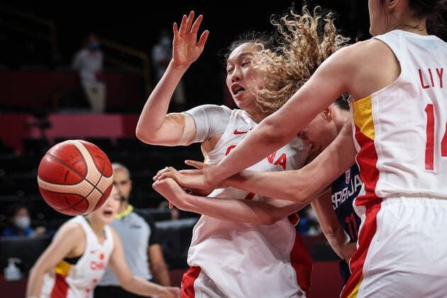 (210804) -- SAITAMA, Aug. 4, 2021 -- Aleksandra Crvendakic (2nd R) of Serbia breaks through during the women s basketball quarterfinal match between China and Serbia at the Tokyo 2020 Olympic Games, Olympische Spiele, Olympia, OS in Saitama, Japan, Aug. 4, 2021. ) (TOKYO2020)JAPAN-SAITAMA-OLY-BASKETBALL-WOMEN S QUARTERFINAL-CHN VS SRB PanxYulong 