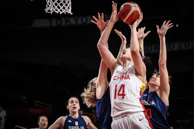 (210804) -- SAITAMA, Aug. 4, 2021 -- Li Yueru (front) of China goes for a layup during the women s basketball quarterfinal match between China and Serbia at the Tokyo 2020 Olympic Games, Olympische Spiele, Olympia, OS in Saitama, Japan, Aug. 4, 2021. ) (TOKYO2020)JAPAN-SAITAMA-OLY-BASKETBALL-WOMEN S QUARTERFINAL-CHN VS SRB PanxYulong 