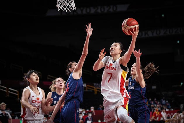 (210804) -- SAITAMA, Aug. 4, 2021 -- Shao Ting (2nd R) of China goes for a layup during the women s basketball quarterfinal match between China and Serbia at the Tokyo 2020 Olympic Games, Olympische Spiele, Olympia, OS in Saitama, Japan, Aug. 4, 2021. ) (TOKYO2020)JAPAN-SAITAMA-OLY-BASKETBALL-WOMEN S QUARTERFINAL-CHN VS SRB PanxYulong 