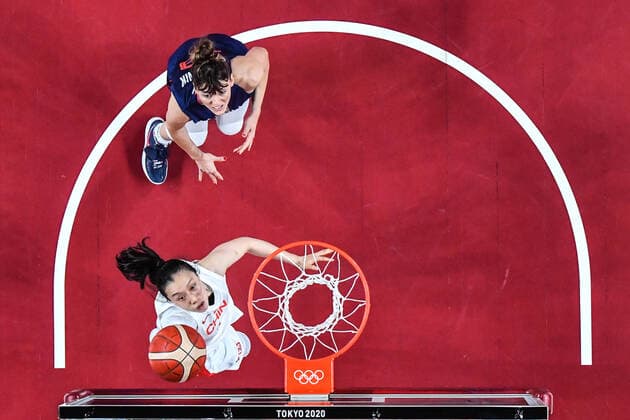(210804) -- SAITAMA, Aug. 4, 2021 -- Shao Ting (down) of China goes for a layup during the women s basketball quarterfinal match between China and Serbia at the Tokyo 2020 Olympic Games, Olympische Spiele, Olympia, OS in Saitama, Japan, Aug. 4, 2021. ) (TOKYO2020)JAPAN-SAITAMA-OLY-BASKETBALL-WOMEN S QUARTERFINAL-CHN VS SRB PanxYulong 