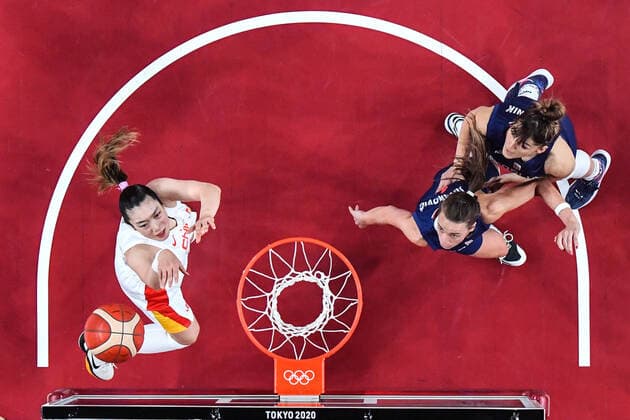(210804) -- SAITAMA, Aug. 4, 2021 -- Li Meng (L) of China shoots during the women s basketball quarterfinal match between China and Serbia at the Tokyo 2020 Olympic Games, Olympische Spiele, Olympia, OS in Saitama, Japan, Aug. 4, 2021. ) (TOKYO2020)JAPAN-SAITAMA-OLY-BASKETBALL-WOMEN S QUARTERFINAL-CHN VS SRB PanxYulong 