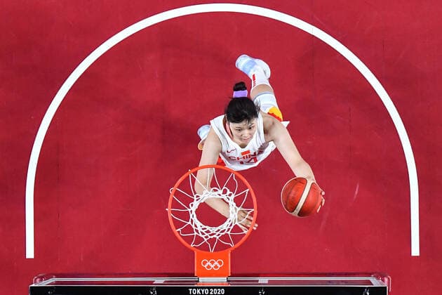 (210804) -- SAITAMA, Aug. 4, 2021 -- Li Yueru of China goes for a layup during the women s basketball quarterfinal match between China and Serbia at the Tokyo 2020 Olympic Games, Olympische Spiele, Olympia, OS in Saitama, Japan, Aug. 4, 2021. ) (TOKYO2020)JAPAN-SAITAMA-OLY-BASKETBALL-WOMEN S QUARTERFINAL-CHN VS SRB PanxYulong 