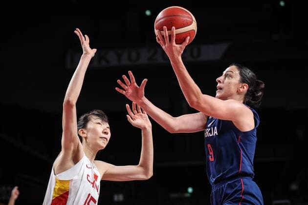 (210804) -- SAITAMA, Aug. 4, 2021 -- Jelena Brooks of Serbia goes for a layup during the women s basketball quarterfinal match between China and Serbia at the Tokyo 2020 Olympic Games, Olympische Spiele, Olympia, OS in Saitama, Japan, Aug. 4, 2021. ) (TOKYO2020)JAPAN-SAITAMA-OLY-BASKETBALL-WOMEN S QUARTERFINAL-CHN VS SRB PanxYulong 