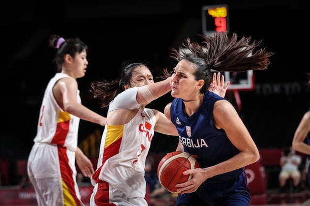 (210804) -- SAITAMA, Aug. 4, 2021 -- Sonja Vasic (R) of Serbia breaks through during the women s basketball quarterfinal match between China and Serbia at the Tokyo 2020 Olympic Games, Olympische Spiele, Olympia, OS in Saitama, Japan, Aug. 4, 2021. ) (TOKYO2020)JAPAN-SAITAMA-OLY-BASKETBALL-WOMEN S QUARTERFINAL-CHN VS SRB PanxYulong 