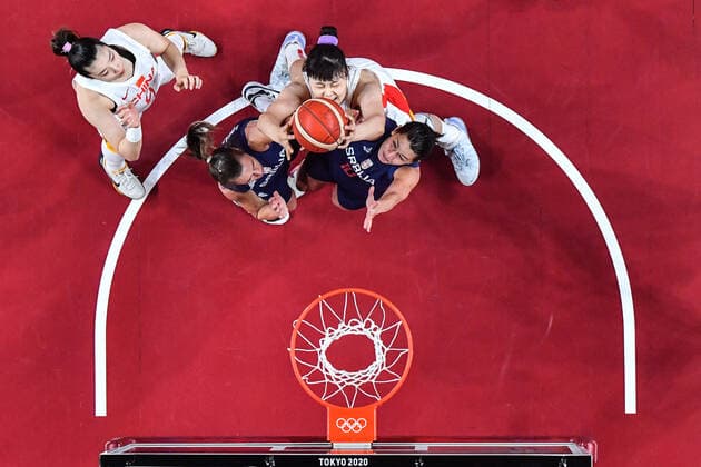 (210804) -- SAITAMA, Aug. 4, 2021 -- Li Yuefu (R, top) of China competes for a rebound during the women s basketball quarterfinal match between China and Serbia at the Tokyo 2020 Olympic Games, Olympische Spiele, Olympia, OS in Saitama, Japan, Aug. 4, 2021. ) (TOKYO2020)JAPAN-SAITAMA-OLY-BASKETBALL-WOMEN S QUARTERFINAL-CHN VS SRB PanxYulong 
