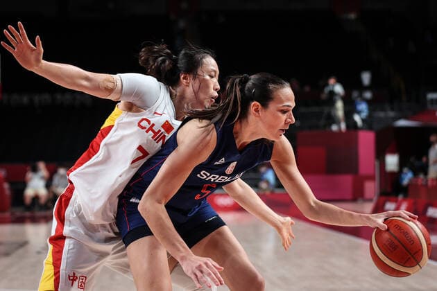 (210804) -- SAITAMA, Aug. 4, 2021 -- Sonja Vasic (R) of Serbia breaks through during the women s basketball quarterfinal match between China and Serbia at the Tokyo 2020 Olympic Games, Olympische Spiele, Olympia, OS in Saitama, Japan, Aug. 4, 2021. ) (TOKYO2020)JAPAN-SAITAMA-OLY-BASKETBALL-WOMEN S QUARTERFINAL-CHN VS SRB PanxYulong 