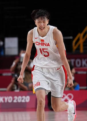 (210804) -- SAITAMA, Aug. 4, 2021 -- Han Xu of China celebrates during the women s basketball quarterfinal match between China and Serbia at the Tokyo 2020 Olympic Games, Olympische Spiele, Olympia, OS in Saitama, Japan, Aug. 4, 2021. ) (TOKYO2020)JAPAN-SAITAMA-OLY-BASKETBALL-WOMEN S QUARTERFINAL-CHN VS SRB MengxYongmin 