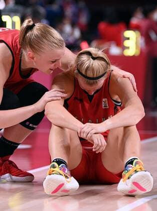 Belgian Hanne Mestdagh and Belgian Julie Vanloo look dejected after a basketball game between Belgium s Belgian Cats and Japan, in the women s quarter finals, on day 13 of the Tokyo 2020 Olympic Games, Olympische Spiele, Olympia, OS in Tokyo, Japan on Wednesday 04 August 2021. The postponed 2020 Summer Olympics are taking place from 23 July to 8 August 2021. ROBxWALBERS  x3055377x