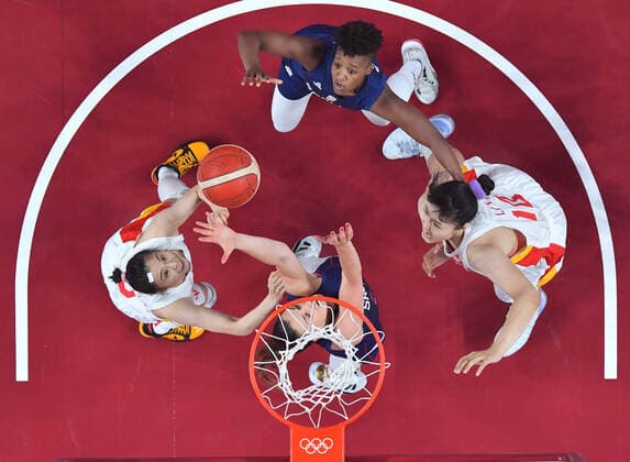 (210804) -- SAITAMA, Aug. 4, 2021 -- Wang Siyu (1st L) of China competes during the women s basketball quarterfinal match between China and Serbia at the Tokyo 2020 Olympic Games, Olympische Spiele, Olympia, OS in Saitama, Japan, Aug. 4, 2021. ) (TOKYO2020)JAPAN-SAITAMA-OLY-BASKETBALL-WOMEN S QUARTERFINAL-CHN VS SRB MengxYongmin 