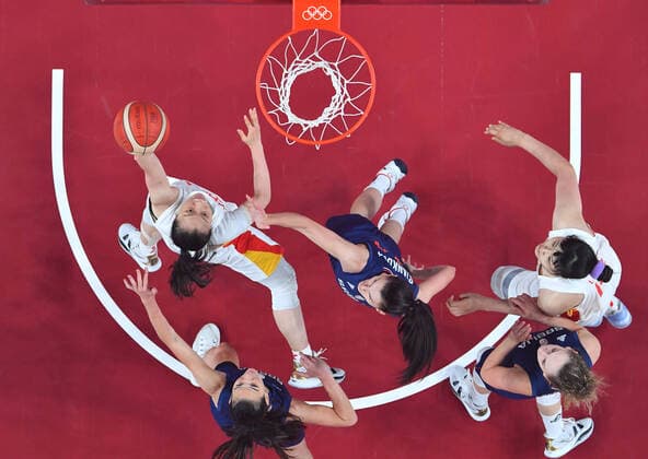 (210804) -- SAITAMA, Aug. 4, 2021 -- Shao Ting (1st L) of China goes for a layup during the women s basketball quarterfinal match between China and Serbia at the Tokyo 2020 Olympic Games, Olympische Spiele, Olympia, OS in Saitama, Japan, Aug. 4, 2021. ) (TOKYO2020)JAPAN-SAITAMA-OLY-BASKETBALL-WOMEN S QUARTERFINAL-CHN VS SRB MengxYongmin 