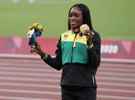 Jamaica s Elaine Thompson-Herah celebrates her Gold Medal for winning the Women s 200m final with a time of 21.53 during medal ceremony at the Olympic Stadium during the 2020 Summer Olympics in Tokyo, Japan on Wednesday, August 4, 2021.  OLY20210804459 TASOSxKATOPODIS