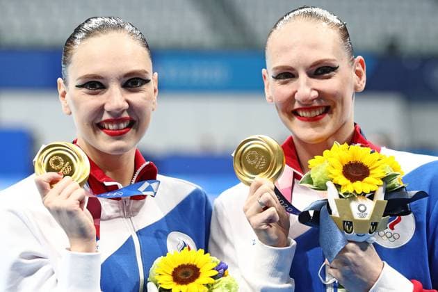 TOKYO, JAPAN - AUGUST 4, 2021: Gold medalists Svetlana Romashina (R) and Svetlana Kolesnichenko of the Russian Olympic Committee at an award ceremony for the artistic swimming duet free routine at the 2020 Summer Olympic Games, Olympische Spiele, Olympia, OS at the Tokyo Aquatics Centre. Svetlana Romashina has set a record winning her sixth Olympic gold in artistic swimming. Sergei Bobylev TASS  TS10B447
