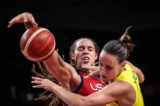 (210804) -- SAITAMA, Aug. 4, 2021 -- Brittney Griner (L) of the United States competes during the women s basketball quarterfinal between the United States and Australia at the Tokyo 2020 Olympic Games, Olympische Spiele, Olympia, OS in Saitama, Japan, Aug. 4, 2021. ) (TOKYO2020)JAPAN-SAITAMA-OLY-BASKETBALL-WOMEN S QUARTERFINAL PanxYulong 