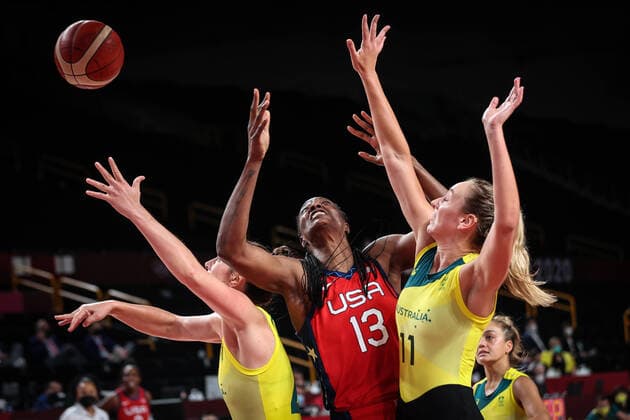 (210804) -- SAITAMA, Aug. 4, 2021 -- Sylvia Fowles (C front) of the United States vies for a rebound during the women s basketball quarterfinal between the United States and Australia at the Tokyo 2020 Olympic Games, Olympische Spiele, Olympia, OS in Saitama, Japan, Aug. 4, 2021. ) (TOKYO2020)JAPAN-SAITAMA-OLY-BASKETBALL-WOMEN S QUARTERFINAL PanxYulong 