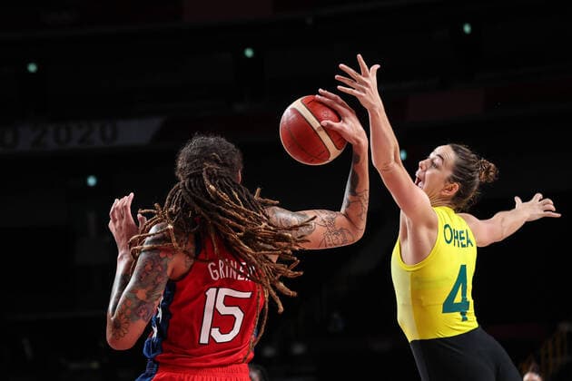 (210804) -- SAITAMA, Aug. 4, 2021 -- Brittney Griner (L) of the United States competes with Jenna O Hea of Australia during the women s basketball quarterfinal between the United States and Australia at the Tokyo 2020 Olympic Games, Olympische Spiele, Olympia, OS in Saitama, Japan, Aug. 4, 2021. ) (TOKYO2020)JAPAN-SAITAMA-OLY-BASKETBALL-WOMEN S QUARTERFINAL PanxYulong 