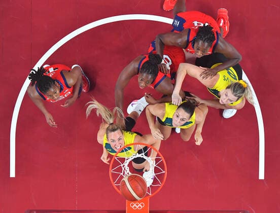 (210804) -- SAITAMA, Aug. 4, 2021 -- Ezi Magbegor (bottom) of Australia competes during the women s basketball quarterfinal between the United States and Australia at the Tokyo 2020 Olympic Games, Olympische Spiele, Olympia, OS in Saitama, Japan, Aug. 4, 2021. ) (TOKYO2020)XHTP-JAPAN-SAITAMA-OLY-BASKETBALL-WOMEN S QUARTERFINAL MengxYongmin 