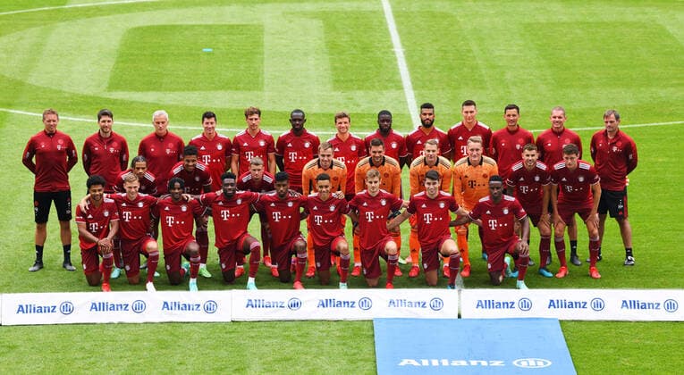 Football 1 Bundesliga Season 2021 2022 Team presentation FC Bayern Muenchen in the Allianz Arena 04 08 2021 Team picture Coach Julian Nagelsmann, Co Coach Benjamin Glueck , Co Coach Xaver Zembrod, Robert Lewandowski, Leon Goretzka, Tanguy Nianzou Kouassi, Thomas Mueller, Dayot Upamecano, Eric Maxim Choupo Moting, Niklas Suele, Co Coach Dino Toppmoeller, Fitness coach Dr Holger Broich and goalkeeper coach Toni Tapalovic back from left Leroy Sane, Chris Richards, Michael Cuisance, goalkeeper Christian Fruechtl, goalkeeper Sven Ulreich, goalkeeper Ron Torben Hoffmann, Lucas Hernandez, Benjamin Pavard middle, from left Serge Gnabry, Joshua Kimmich, Omar Richards, Alphonso Davies, Kingsley Coman, Jamal Musiala, Josip Stanisic, Marc Roca and Bouna Sarr front from left