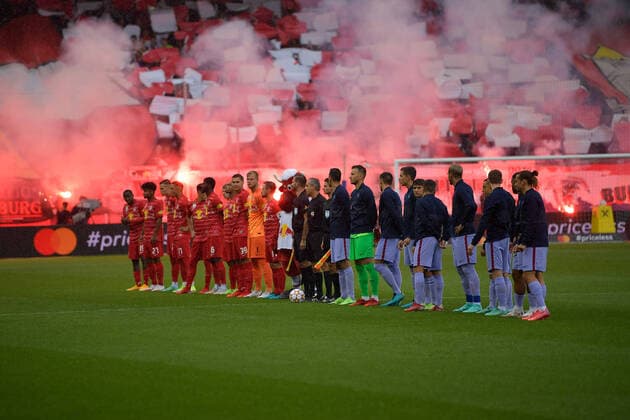 Salzburg, Austria 04 August 2021 Test match 2021 2022 RB Salzburg vs FC Barcelona The RB Salzburg and FC Barcelona teams before kick-off RB Salzburg fans set off pyrotechnics Red Bull Arena Copyright: xFotostandx xWassmuthx