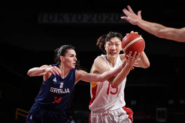 (210804) -- SAITAMA, Aug. 4, 2021 -- Han Xu (R) of China breaks through during the women s basketball quarterfinal match between China and Serbia at the Tokyo 2020 Olympic Games, Olympische Spiele, Olympia, OS in Saitama, Japan, Aug. 4, 2021. ) (TOKYO2020)JAPAN-SAITAMA-OLY-BASKETBALL-WOMEN S QUARTERFINAL-CHN VS SRB PanxYulong 