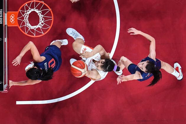 (210804) -- SAITAMA, Aug. 4, 2021 -- Li Yuefu (C) of China shoots during the women s basketball quarterfinal match between China and Serbia at the Tokyo 2020 Olympic Games, Olympische Spiele, Olympia, OS in Saitama, Japan, Aug. 4, 2021. ) (TOKYO2020)JAPAN-SAITAMA-OLY-BASKETBALL-WOMEN S QUARTERFINAL-CHN VS SRB PanxYulong 