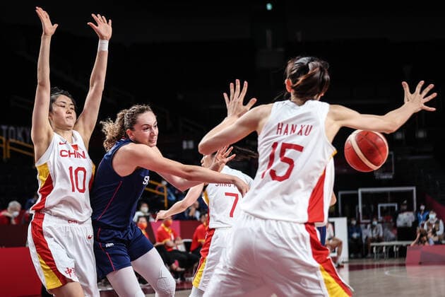 (210804) -- SAITAMA, Aug. 4, 2021 -- Aleksandra Crvendakic (2nd L) of Serbia passes the ball during the women s basketball quarterfinal match between China and Serbia at the Tokyo 2020 Olympic Games, Olympische Spiele, Olympia, OS in Saitama, Japan, Aug. 4, 2021. ) (TOKYO2020)JAPAN-SAITAMA-OLY-BASKETBALL-WOMEN S QUARTERFINAL-CHN VS SRB PanxYulong 
