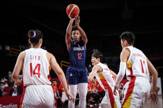 (210804) -- SAITAMA, Aug. 4, 2021 -- Yvonne Anderson (2nd L) of Serbia shoots during the women s basketball quarterfinal match between China and Serbia at the Tokyo 2020 Olympic Games, Olympische Spiele, Olympia, OS in Saitama, Japan, Aug. 4, 2021. ) (TOKYO2020)JAPAN-SAITAMA-OLY-BASKETBALL-WOMEN S QUARTERFINAL-CHN VS SRB PanxYulong 