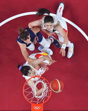 (210804) -- SAITAMA, Aug. 4, 2021 -- Li Yueru (down) of China competes during the women s basketball quarterfinal match between China and Serbia at the Tokyo 2020 Olympic Games, Olympische Spiele, Olympia, OS in Saitama, Japan, Aug. 4, 2021. ) (TOKYO2020)JAPAN-SAITAMA-OLY-BASKETBALL-WOMEN S QUARTERFINAL-CHN VS SRB MengxYongmin 