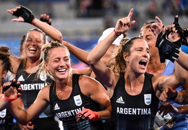Tokio 2020 im Jahr 2021, Rückblick: Olympische Highlights Sport Bilder des Tages (210804) -- TOKYO, Aug. 4, 2021 -- Players of Argentina celebrate after winning the women s semifinal of hockey between Argentina and India at the Tokyo 2020 Olympic Games, Olympische Spiele, Olympia, OS in Tokyo, Japan, Aug. 4, 2021. ) (TOKYO2020)JAPAN-TOKYO-OLY-HOCKEY-WOMEN S SEMIFINAL-ARG VS IND ZhangxXiaoyu 