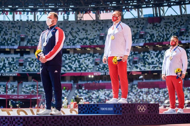 210805 Eivind Henriksen of Norway on the podium during the medal ceremony of men hammer s hammer throw during day 13 of the Tokyo 2020 Olympic Games on August 5, 2021 in Tokyo Photo Johanna Lundberg BILDBYRAN kod JL JL0159 athletics athletics athletics olympic games olympics os ol olympiska games olympics tokyo2020 tokyo 2020 tokyo os tokyo ol bbeng norway bronze medal cheer,  Copyright: JOHANNAxLUNDBERG BB210805JL009